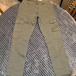 Wrangler Regular Taper Men’s 30/30 Army Green Cargo Pants. Worn Once Great Con.